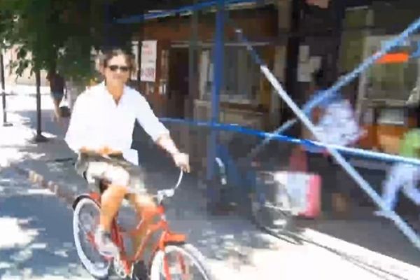 50 dolar cezaya kızdı bisikletle çektiği video 20 milyon izlendi