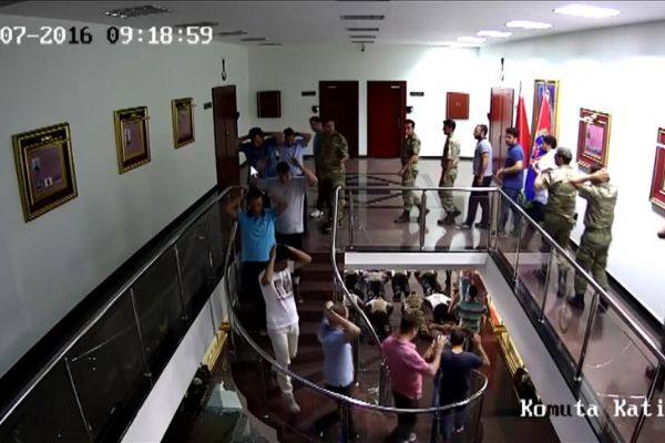 Jandarma Genel Komutanlığının darbecilerden temizlenmesi kameralarda