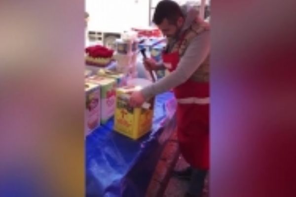 Sanat eseri gibi teneke açan pazarcı