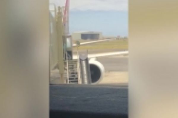 Yolcu bavullarını fırlatan havaalanı çalışanı