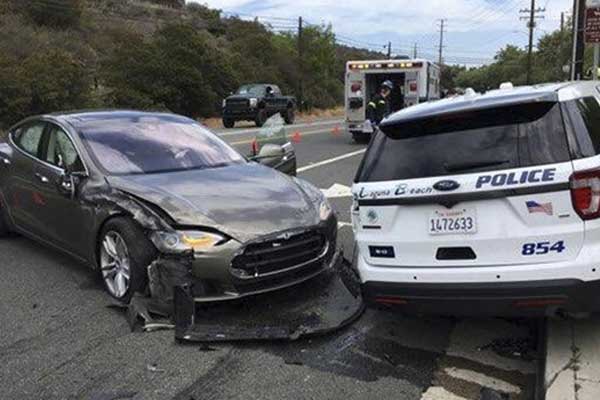 Tesla otomatik pilotu yine kaza yaptı