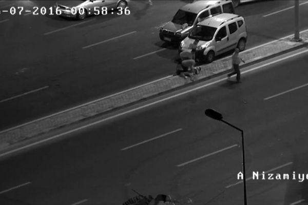 Darbecilerin sivil katliamı kameralarda