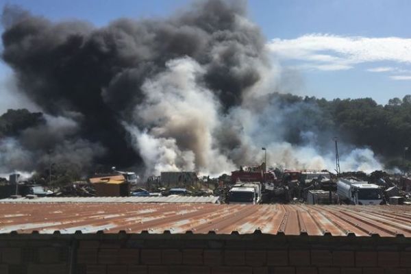 Tekirdağ'da on binlerce lastik cayır cayır yandı
