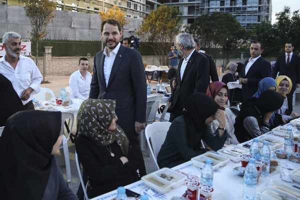 Bakan Albayrak Kartal’da vatandaşlarla bir araya geldi