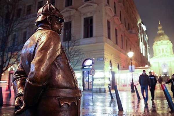 Macaristan'da başörtüsü takan oyunculara sözlü saldırı