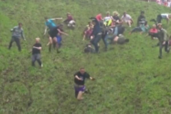 Böylesi görülmedi: Peynir yuvarlama festivali