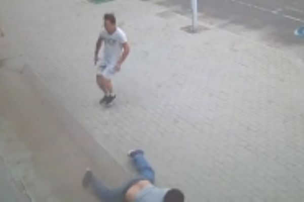 Küçük kızı son anda kurtardı