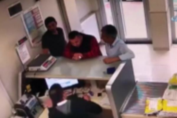 PTT çalışanını tekme tokat dövdüler