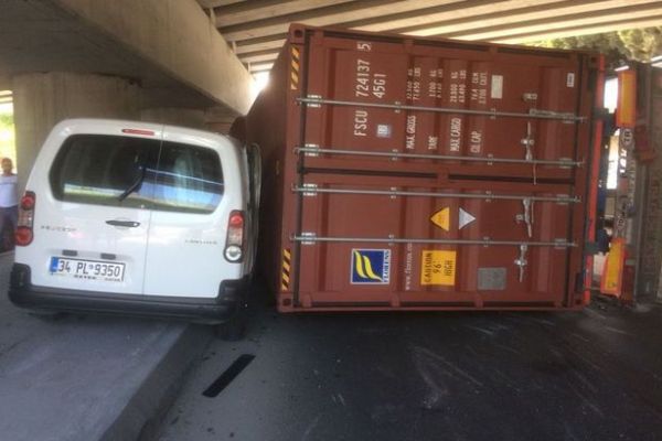 Bakırköy'de devrilen TIR trafiği felç etti