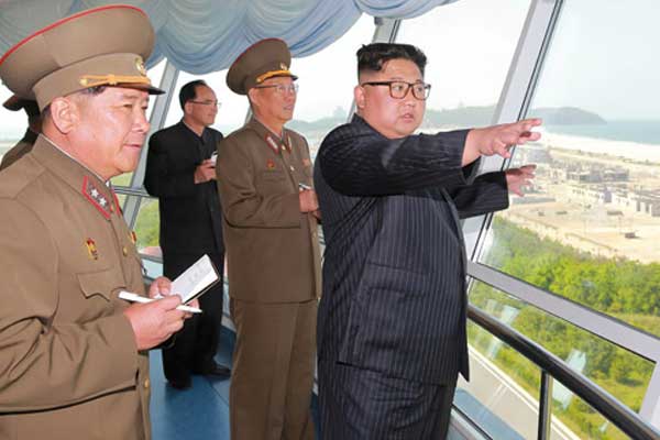 Kim, ordunun tepesindeki komutanları kovdu