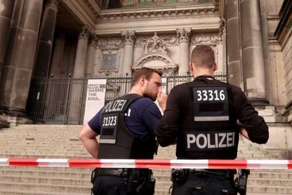 Almanya'da polise saldırı