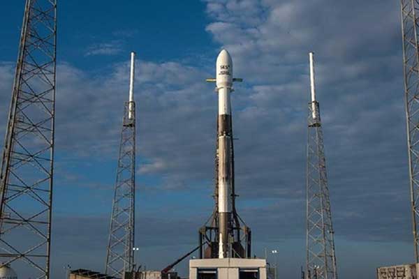 SpaceX telekom uydusu fırlattı