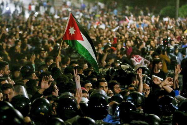 Ürdünlüler IMF'ye karşı sokaklara döküldü