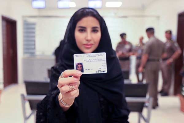 Suudi Arabistan'da kadınlar ehliyetlerini almaya başladı