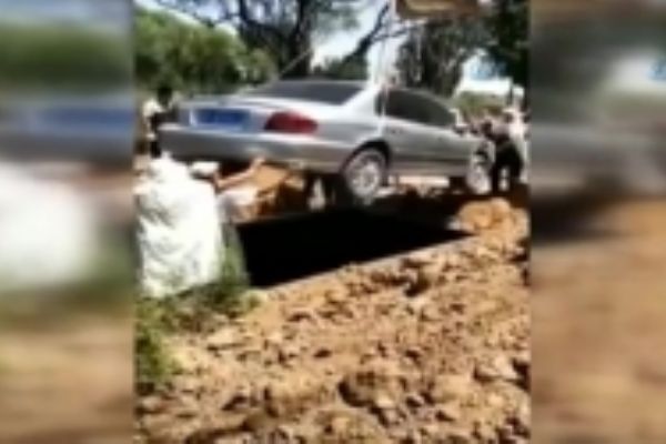 Otomobiliyle birlikte gömülen adam