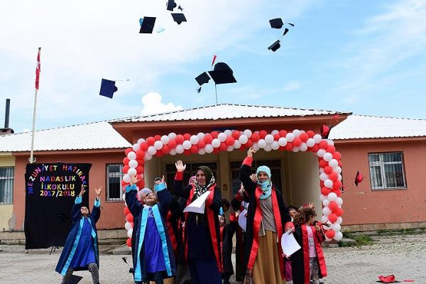 Köylü kadınlar cübbe giyip kep attı