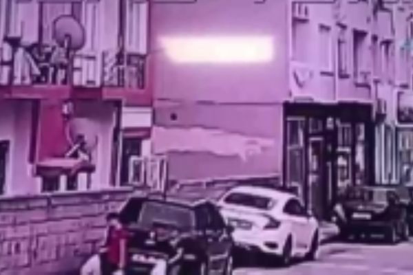 4’üncü kattan otomobilin üzerine düştü