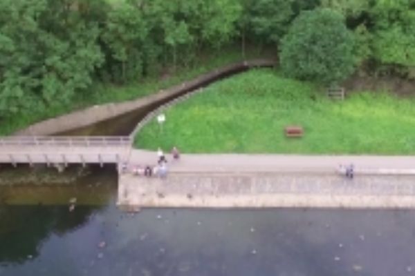 Drone'u suya düşmesin diye bakın ne yaptı!