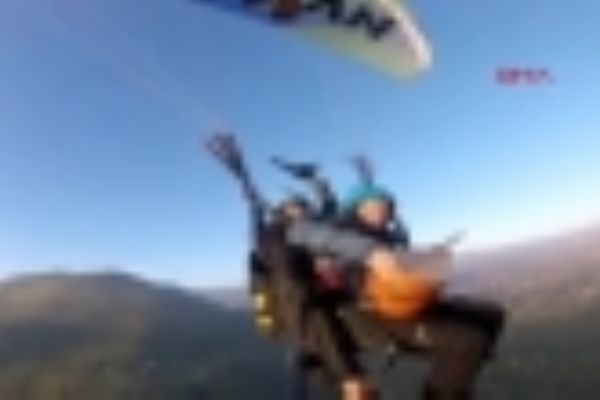 Havada saz çalıp türkü söyledi