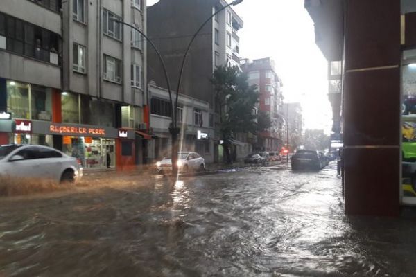 Bandırma ve Erdek'te ani yağış ve fırtına etkili oldu