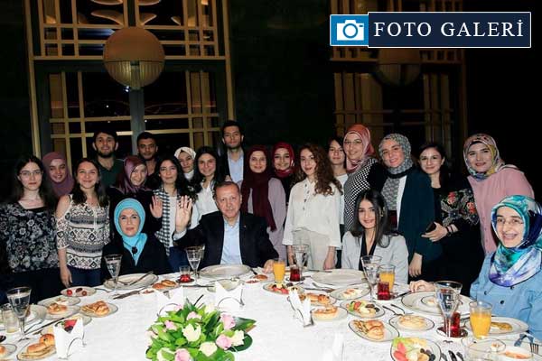 Cumhurbaşkanı Erdoğan ve eşi Emine Erdoğan Külliye'de gençlerle sahur yaptı