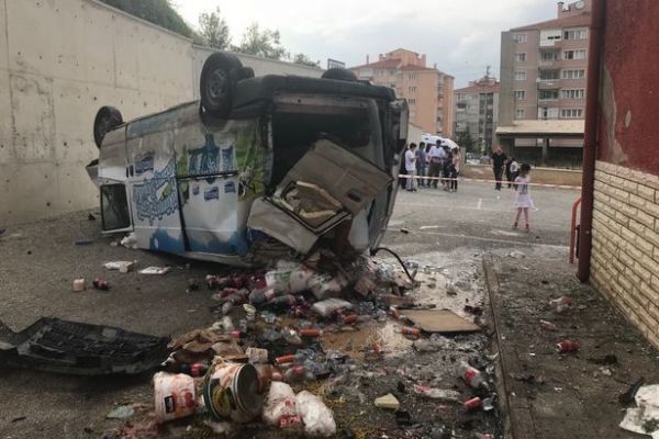 Ankara'da minibüs okul bahçesine düştü
