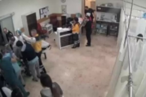 Bıçaklanan adamı böyle kurtardı