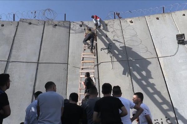 Filistinli gençler Ayrım Duvarına tırmandı