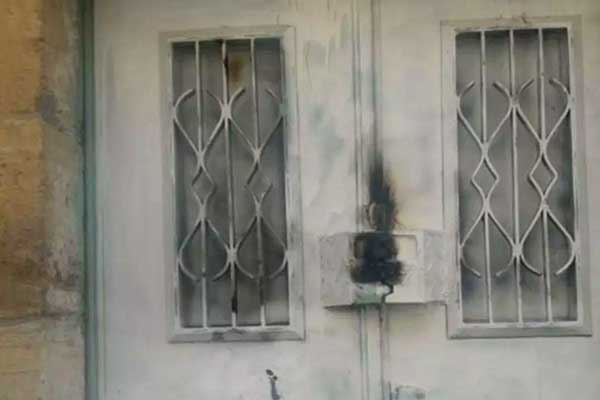 İsrail askerleri evi mühürleyip, Filistinli aileyi camdan çıkmaya zorladı