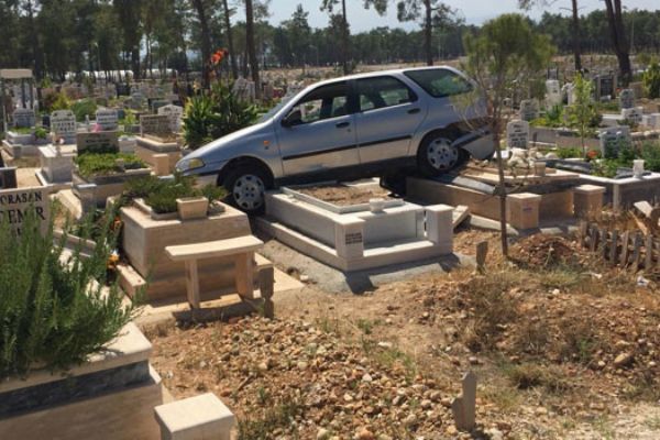 Mezarlıkta şoke eden manzara! Fren yerine gaza basınca olanlar oldu