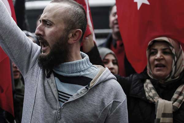 Hollanda: Ülkedeki Türkler giderek daha çok dindarlaşıyor