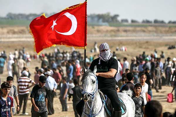 Gazze sınırında Türk bayrağı açıldı