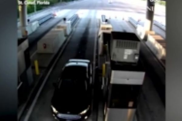 Hızını alamayınca gişelere girdi