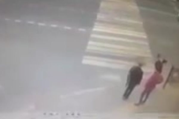 Kaldırımdaki yayaları ezdi!