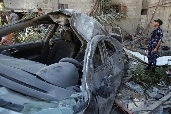 İsrail savaş uçakları Gazze'de 'sivil aracı' vurdu
