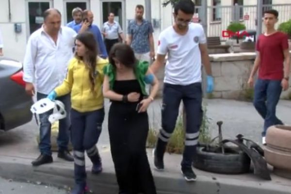 Beyoğlu'nda iki otomobil kafa kafaya çarpıştı