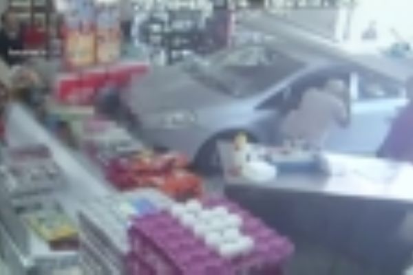 Aracıyla dükkana daldı, dayak yedi