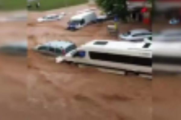 Sel felaketinden böyle kurtuldu