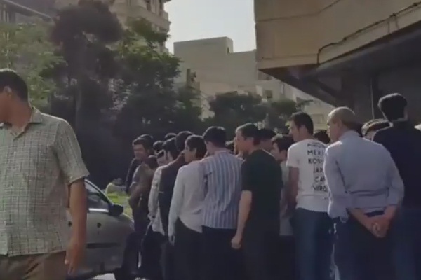 Bayram namazı kılabilmek için sıra beklediler