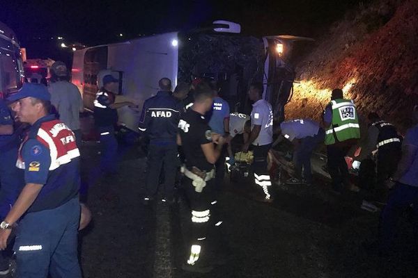 Karaman'da yolcu otobüsü devrildi: 3 ölü, 39 yaralı
