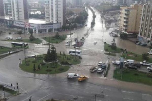 Adana'da sağanak felaketi! Araçlar mahsur kaldı, istinat duvarı çöktü