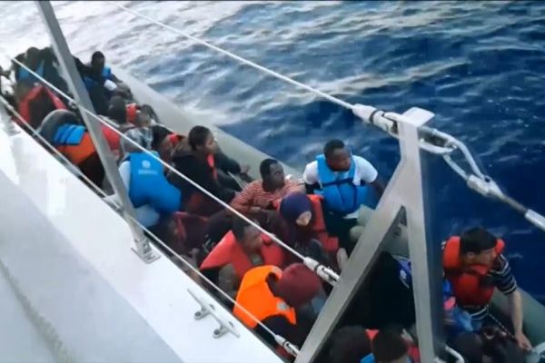 İzmir'in Dikili ilçesi açıklarında 51 yabancı uyruklu yakalandı