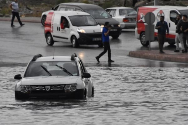 Konya'yı sağanak vurdu! Yollar göl oldu, araçlar mahsur kaldı