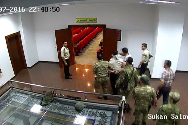 Darbecilerin generali alıkoyma görüntüleri ortaya çıktı