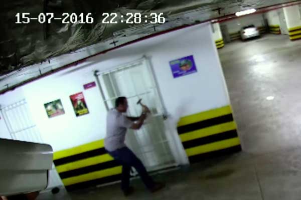 Darbecilerin cephaneliği yağmalama görüntüleri ortaya çıktı