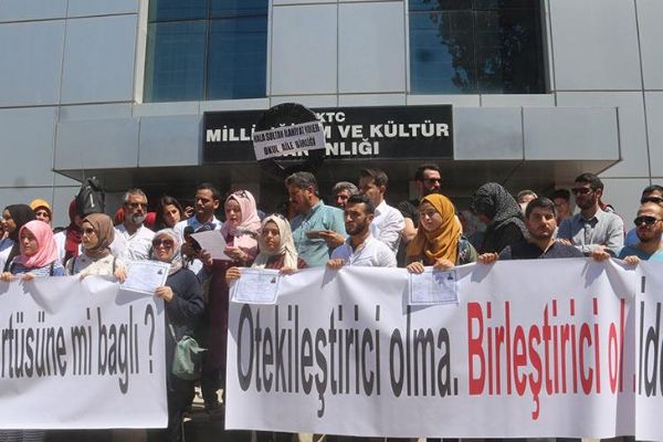 KKTC'de başörtüsü protestosu