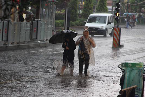 Eskişehir'de sağnak yağmur hayatı felç etti