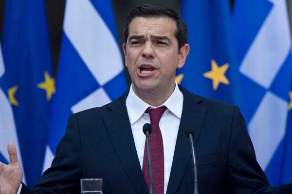 Çipras ilk kez kravat taktı