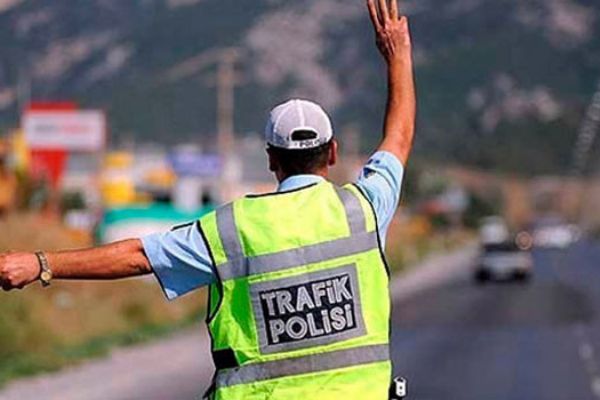 Adana'da yakalanacağını anlayınca 4 kilo esrarı araçtan attı