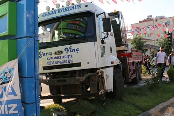 Şanlıurfa'da freni boşalan vinç dehşet saçtı